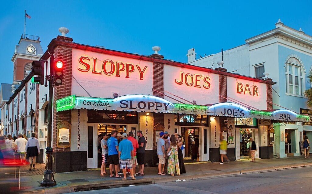 1024px-Sloppy_Joes_Bar,_Key_West_Florida,_April_2018,_front_view_with_people_on_sidewalk